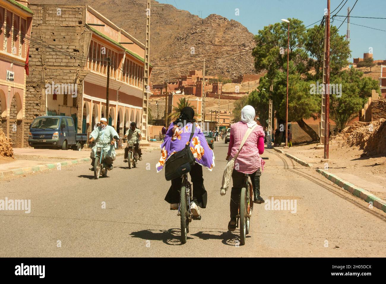 Trafic de bicyclettes et de scooters dans un village rural isolé au Maroc Banque D'Images