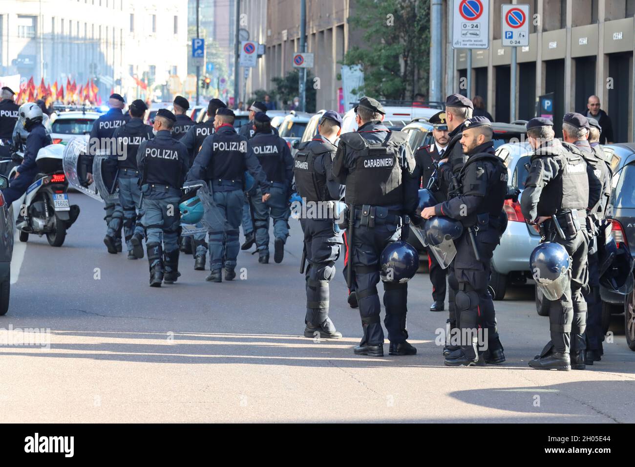 La police italienne avec un équipement anti-émeute pendant la grève générale des syndicats de herbage. Banque D'Images