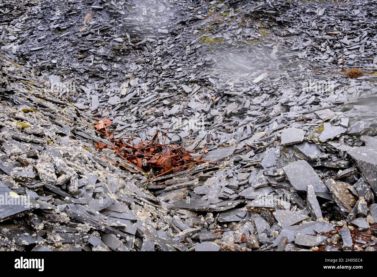 Les restes de rouille d'un véhicule de l'industrie minière de l'ardoise sont entourés de déchets d'ardoise, le 5 octobre 2021, à Blaenau Ffestinog, Gwynedd, pays de Galles.(La légende complète de l'industrie de l'ardoise est ici dans Description). Banque D'Images