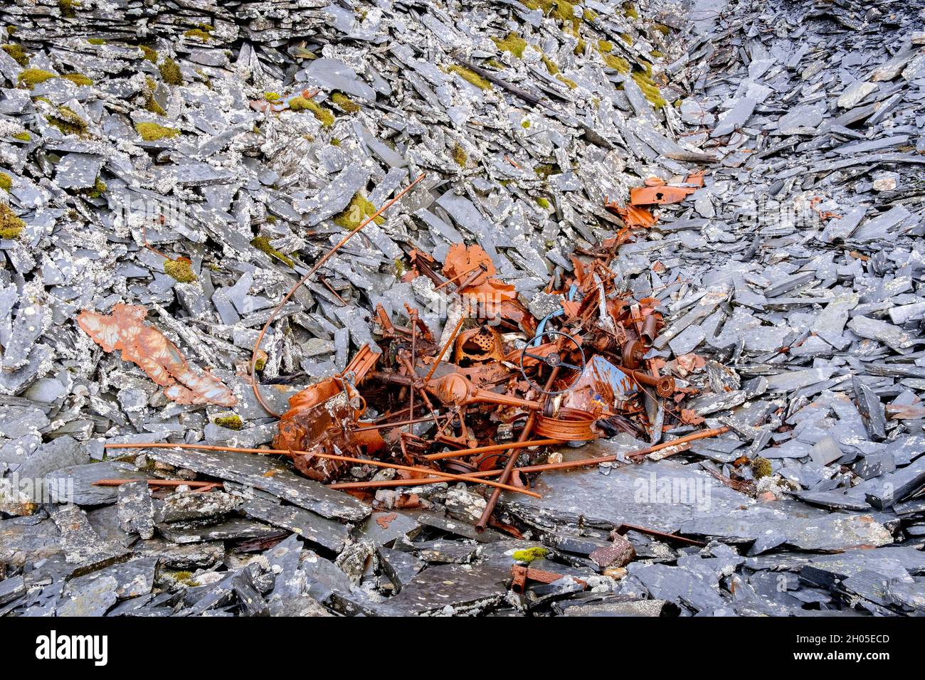 Les restes de rouille d'un véhicule de l'industrie minière de l'ardoise sont entourés de déchets d'ardoise, le 5 octobre 2021, à Blaenau Ffestinog, Gwynedd, pays de Galles.(La légende complète de l'industrie de l'ardoise est ici dans Description). Banque D'Images