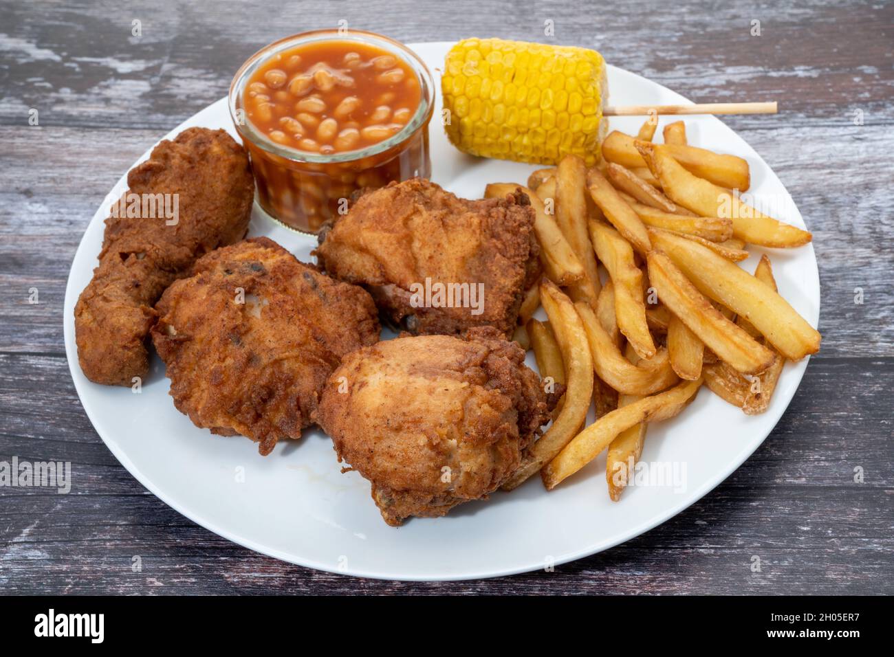 Poulet frit avec frites, haricots et dîner au maïs sucré Banque D'Images
