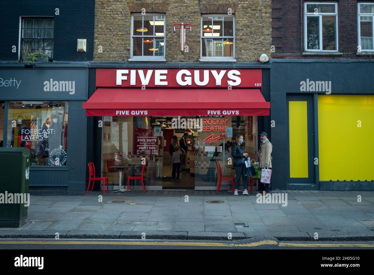 Londres - 2021 octobre : cinq gars emportant un restaurant sur Kings Road Chelsea Banque D'Images