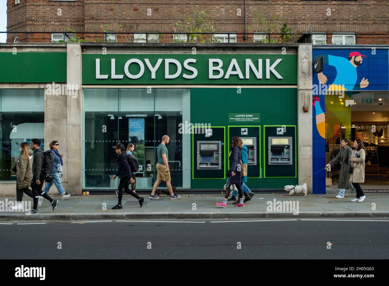 Londres - octobre 2021 : succursale de la Lloyds Bank à Chelsea, une banque britannique de commerce et de détail Banque D'Images