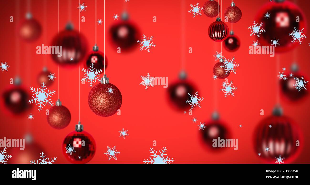 Image de neige tombant sur des boules de noël Banque D'Images