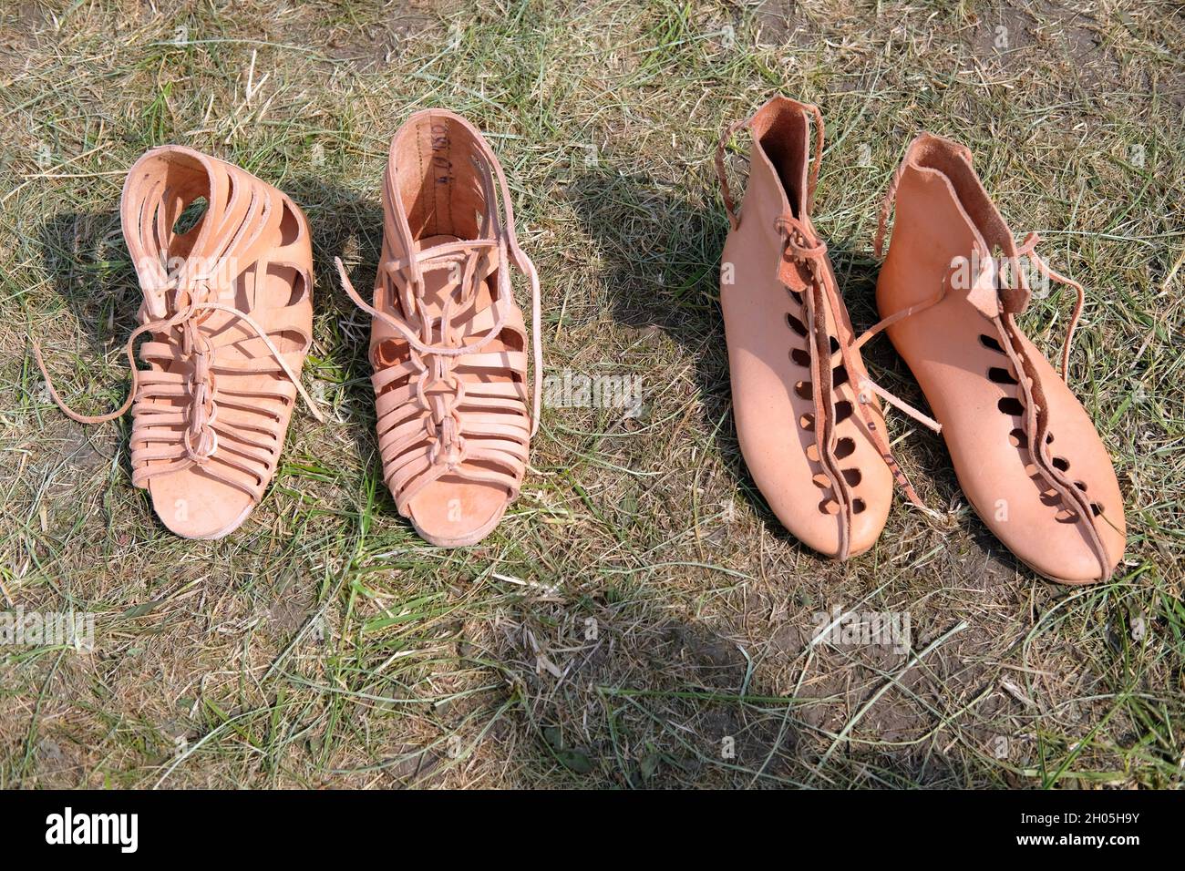 chaussures et sandales en cuir faites à la main créées dans le cadre de la reconstitution historique de la légion romaine antique Banque D'Images