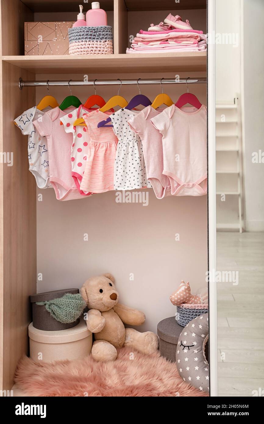 Garde Robe Avec De Jolis Vetements Et Jouets Pour Bebe Photo Stock Alamy