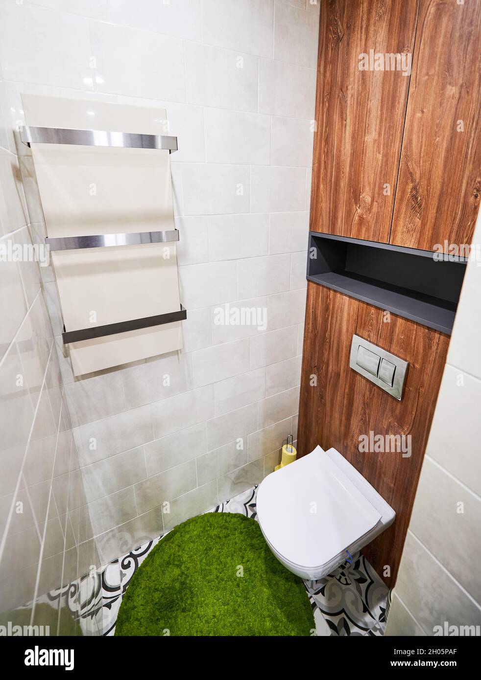 Vue sur l'intérieur de la salle de toilette dans le style loft.Design  moderne des toilettes avec tapis vert, porte-serviettes et étagère en bois.Concept  des accessoires de décoration Photo Stock - Alamy
