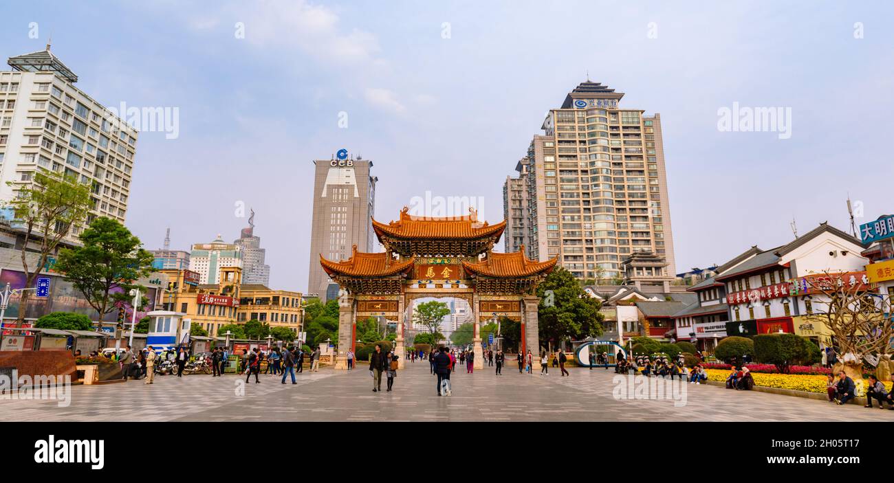 Yunnan, Chine - 28 mars 2016 : Panorama du monument historique Jinma Biji portes dans la ville de Kunming.Traduction 'Golden Horse'. Banque D'Images