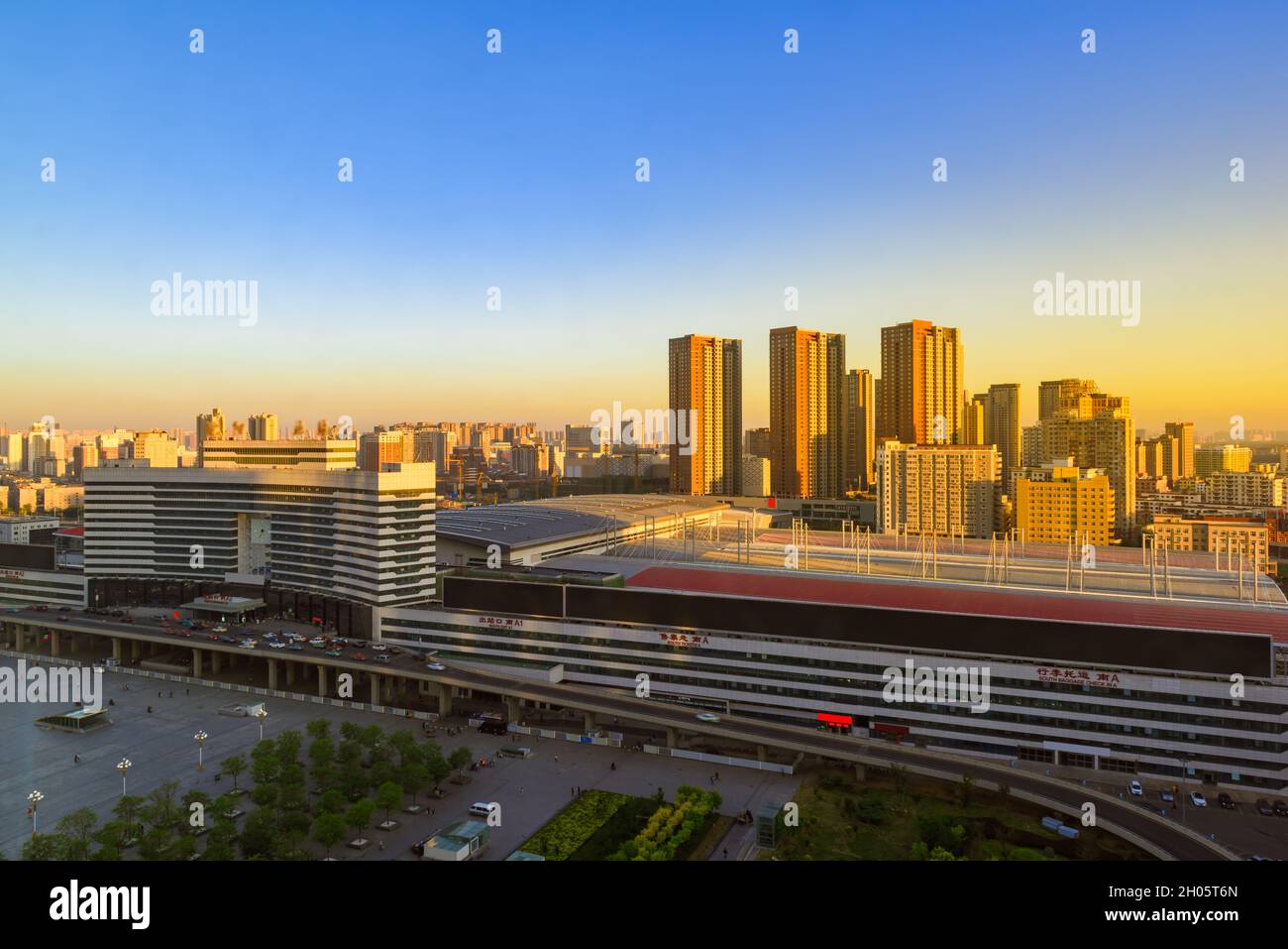 Lever du soleil sur le paysage urbain de Shenyang avec la gare de Shenyang North en premier plan. Banque D'Images