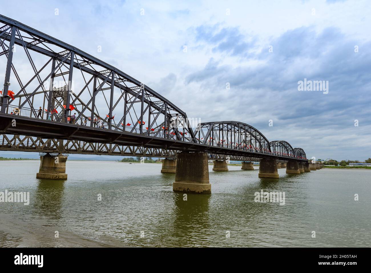 Liaoning, Chine - 30 août 2016 : pont d'amitié sino-coréen à Dandong, à la frontière territoriale Corée du Nord-Chine. Banque D'Images