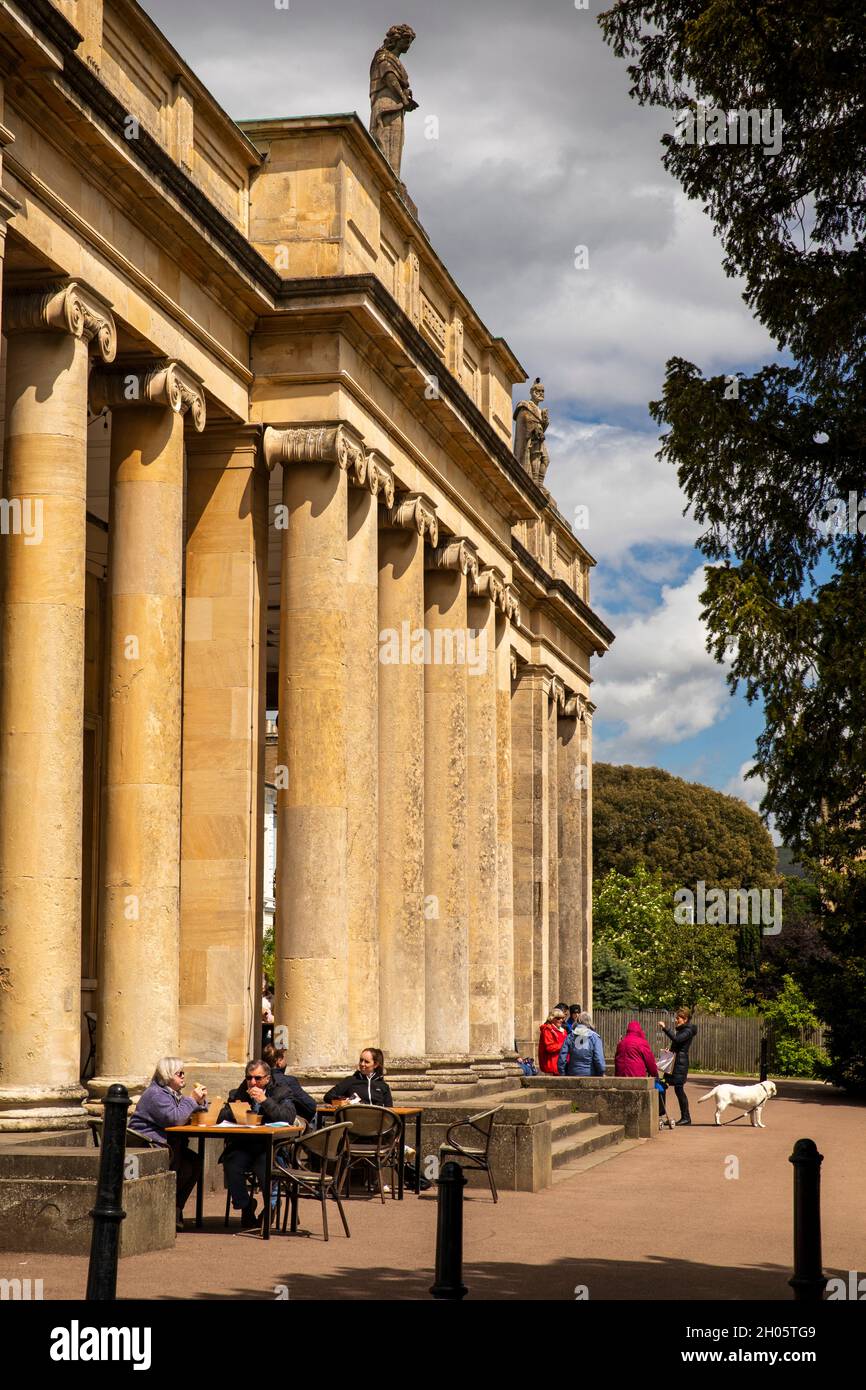 Royaume-Uni, Gloucestershire, Cheltenham, Pittville Park, clients du café à l'extérieur du bâtiment Pump Room Banque D'Images