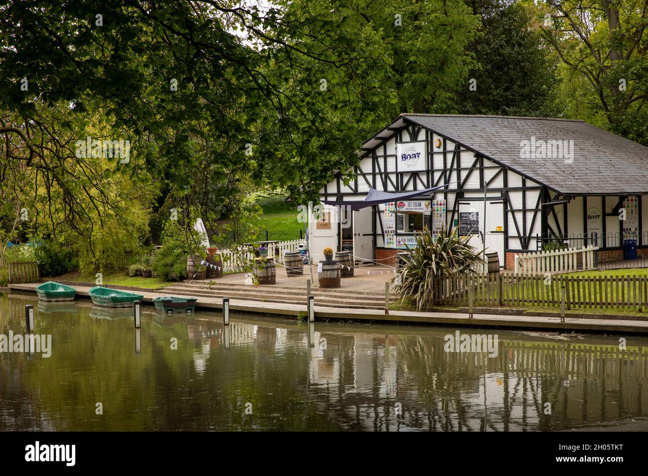 Royaume-Uni, Gloucestershire, Cheltenham, Pittville Park, lac nautique,café et snack-bar boathouse Banque D'Images