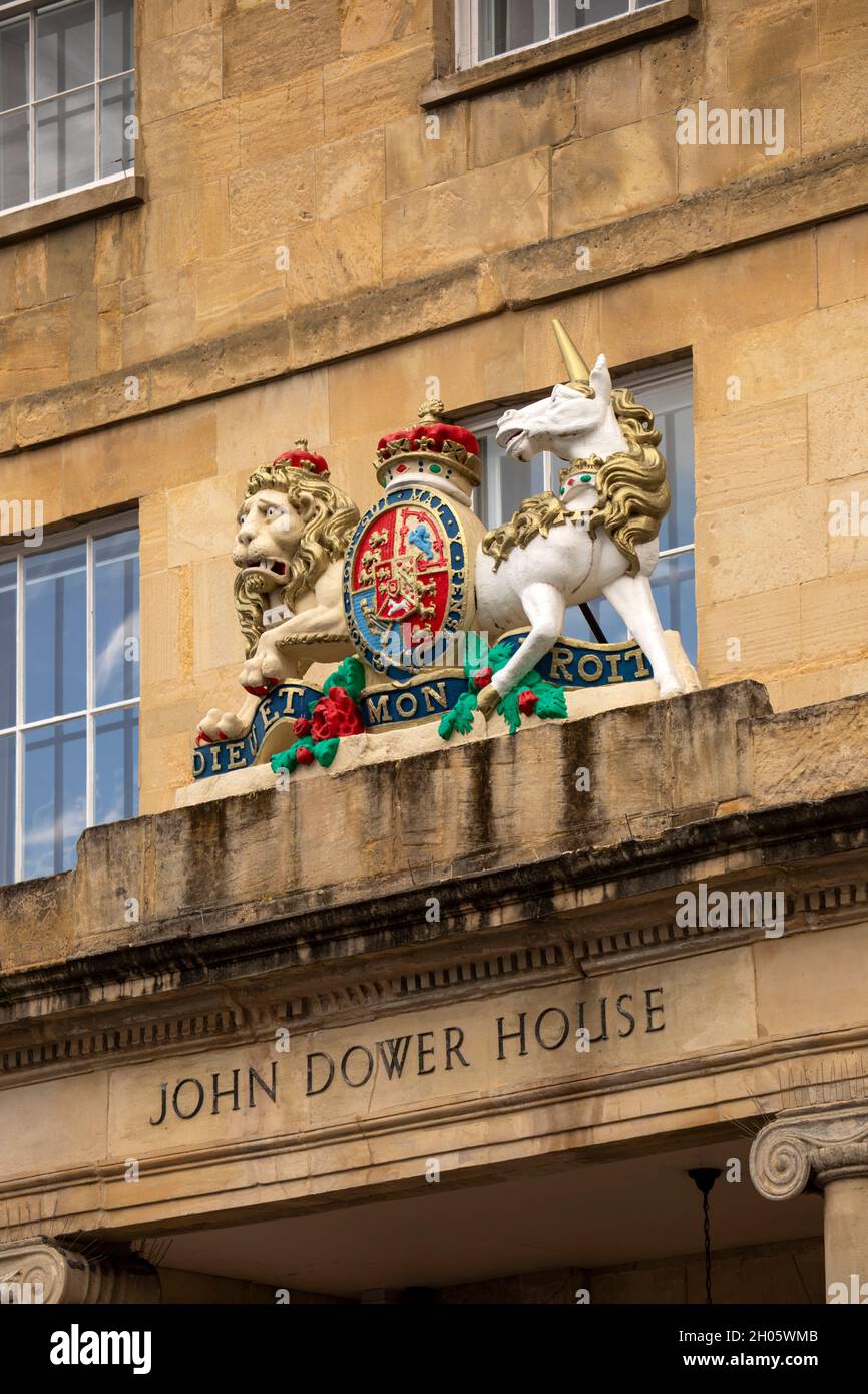 Royaume-Uni, Gloucestershire, Cheltenham, Crescent place, bras royaux au-dessus du portique d'entrée du 1812 John Dower House, ancien hôtel et poste de police Banque D'Images