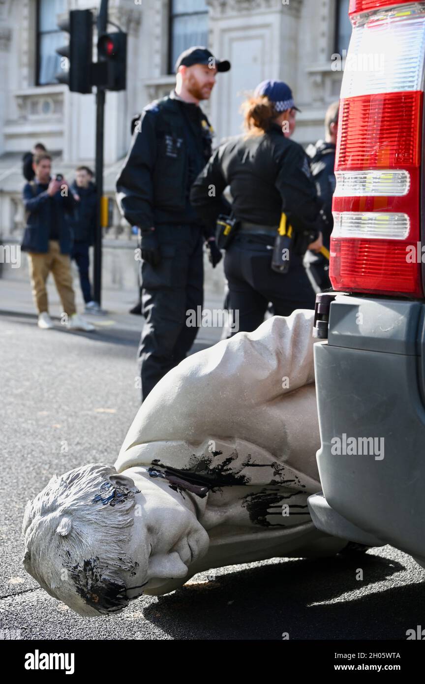 Londres, Royaume-Uni.11/10/2021, la statue de Boris Johnson attend d'être enlevée dans une camionnette de police.Greenpeace a organisé une manifestation « Stop Cambo » à Whitehall avec une statue en lambeaux d'huile de Boris Johnson, Downing Street, Westminster. Banque D'Images