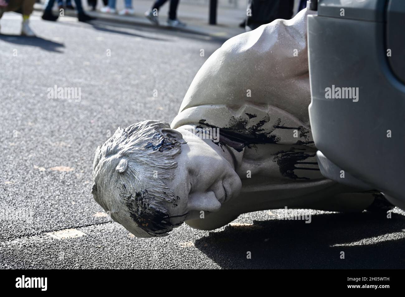 Londres, Royaume-Uni.11/10/2021, la statue de Boris Johnson attend d'être enlevée dans une camionnette de police.Greenpeace a organisé une manifestation « Stop Cambo » à Whitehall avec une statue en lambeaux d'huile de Boris Johnson, Downing Street, Westminster. Banque D'Images