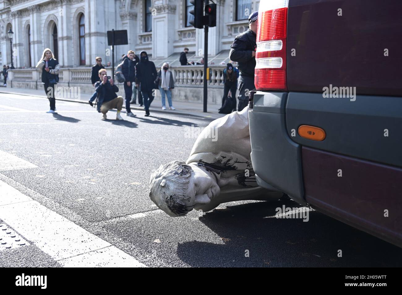 Londres, Royaume-Uni.11/10/2021, la statue de Boris Johnson attend d'être enlevée dans une camionnette de police.Greenpeace a organisé une manifestation « Stop Cambo » à Whitehall avec une statue en lambeaux d'huile de Boris Johnson, Downing Street, Westminster. Banque D'Images