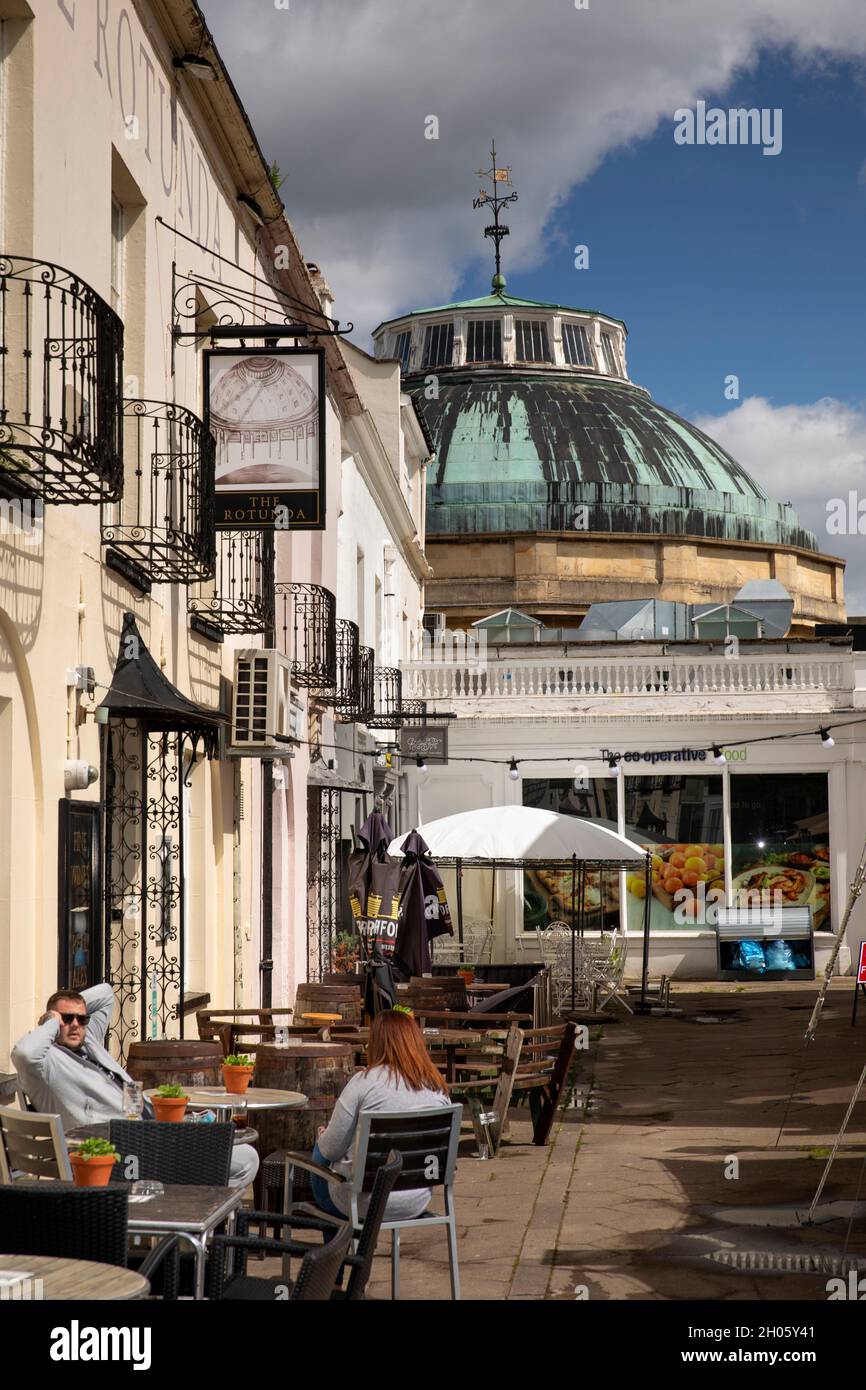 Royaume-Uni, Gloucestershire, Cheltenham, Montpelier, Rotunda Tavern clients sur la chaussée Banque D'Images