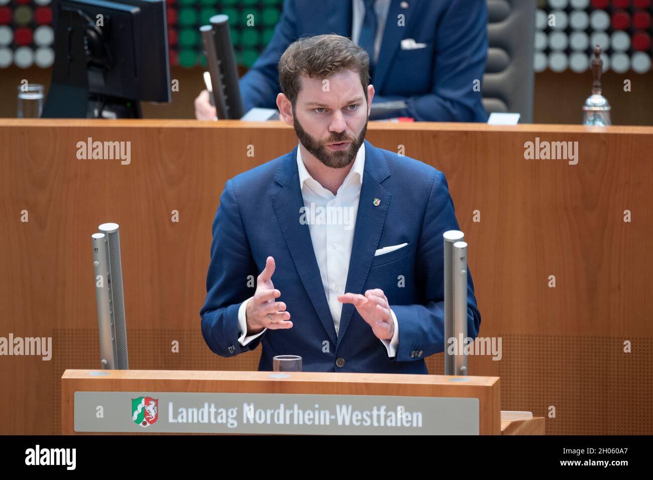 Düsseldorf, Allemagne.06e octobre 2021.Florian BRAUN, CDU groupe parlementaire, dans son discours, débat sur le thème de "l'équerrage de l'enseignement de l'informatique avec les sciences naturelles classiques" 143e session plénière au Parlement d'Etat de Rhénanie-du-Nord-Westphalie NRW, Duesseldorf le 6 octobre 2021, crédit: dpa/Alay Live News Banque D'Images