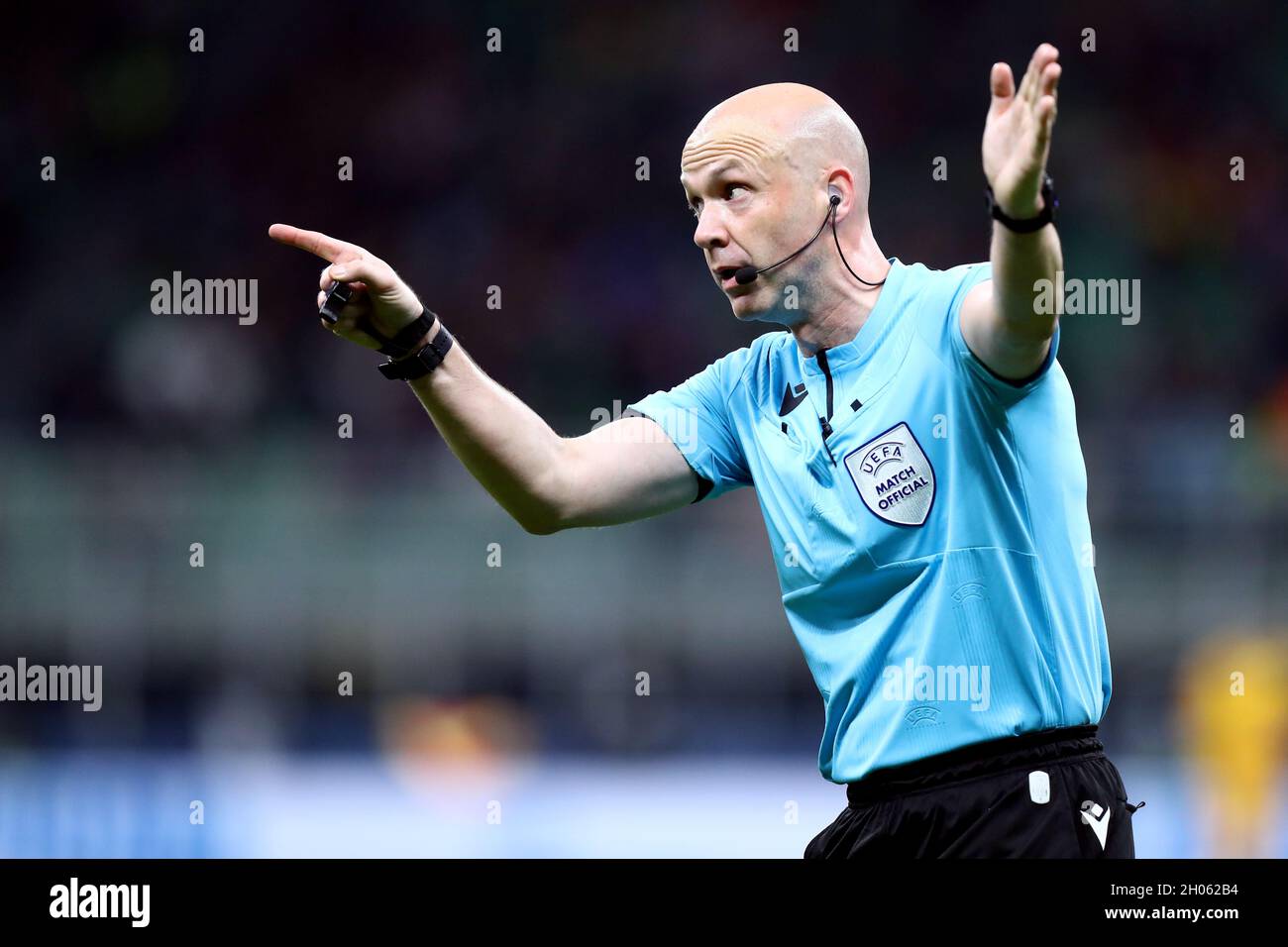 Anthony Taylor , arbitre officiel, gestes lors du match final de la Ligue des Nations de l'UEFA entre l'Espagne et la France . Banque D'Images