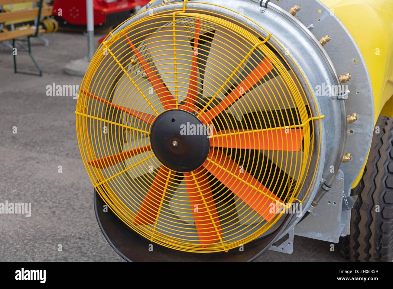 Grand ventilateur soufflant sur la remorque de la machine du pulvérisateur  agricole Photo Stock - Alamy