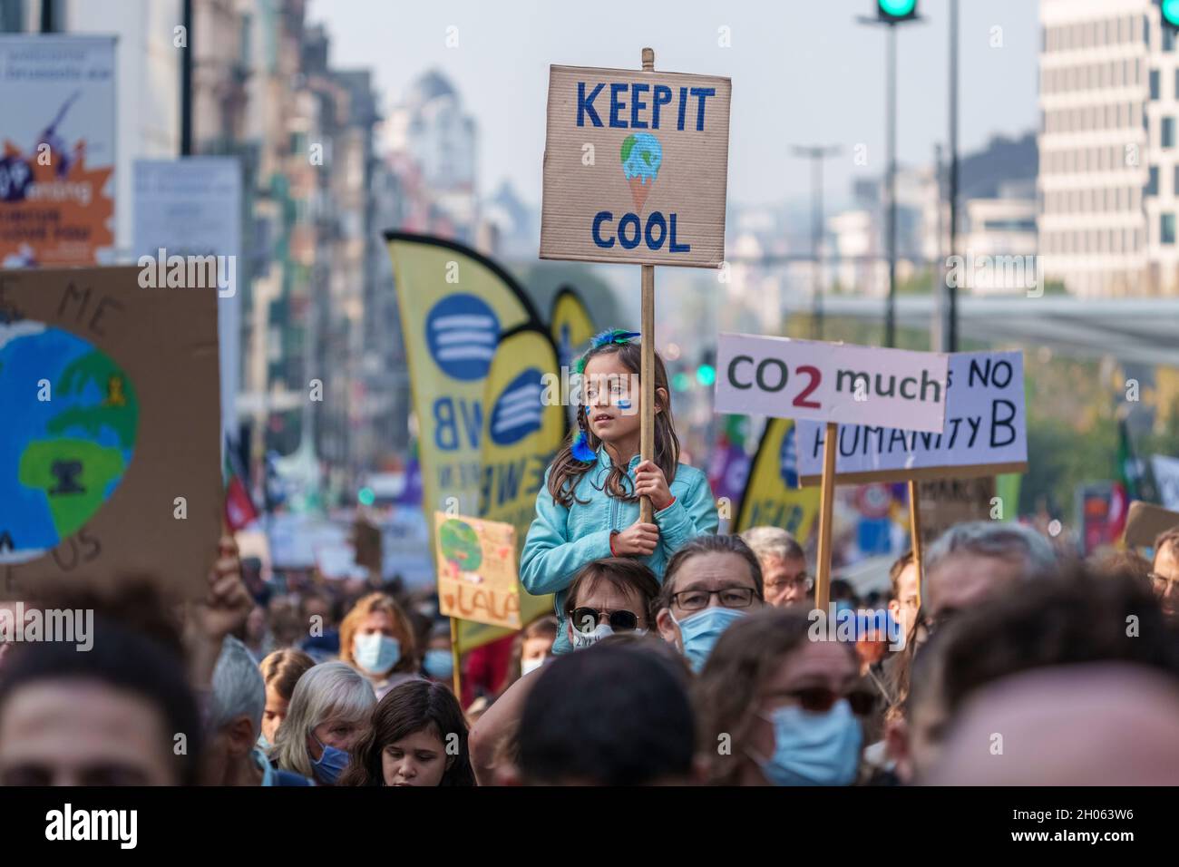 Bruxelles, Belgique - octobre 10.2021. Retour à la marche sur le climat.Des dizaines de milliers de personnes ont appelé à des mesures urgentes contre le changement climatique. Banque D'Images