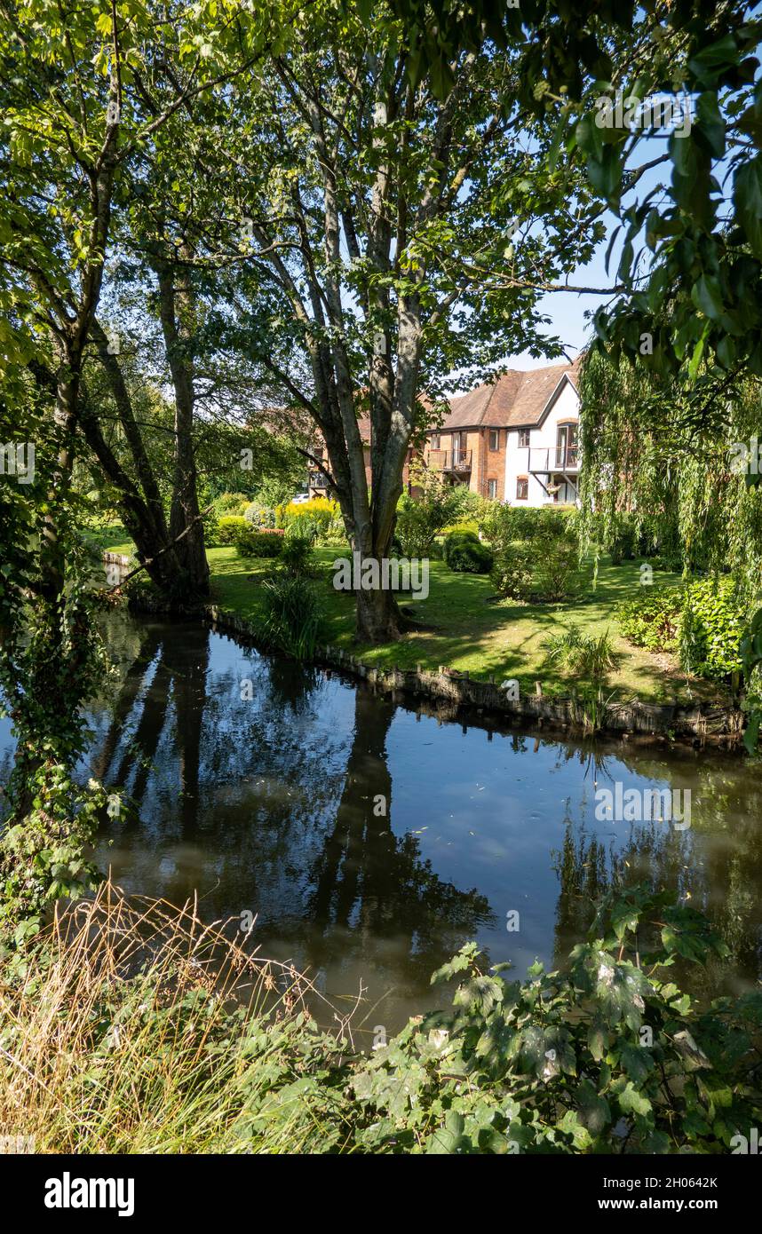 Newbury, Berkshire, Angleterre, Royaume-Uni.2021. Maisons modernes dans un emplacement au bord de l'eau à Newbury, Berkshire, Royaume-Uni Banque D'Images