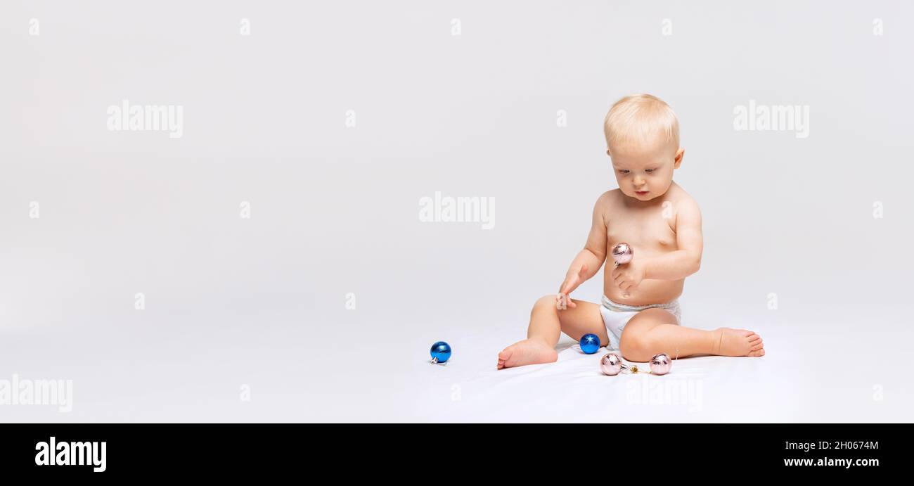 Portrait Complet De Petite Petite Fille Mignonne Bebe Calmement Assis Dans Un Couches Et Jouant Avec Des Balles Isolees Sur Fond Blanc De Studio Circulaire Photo Stock Alamy