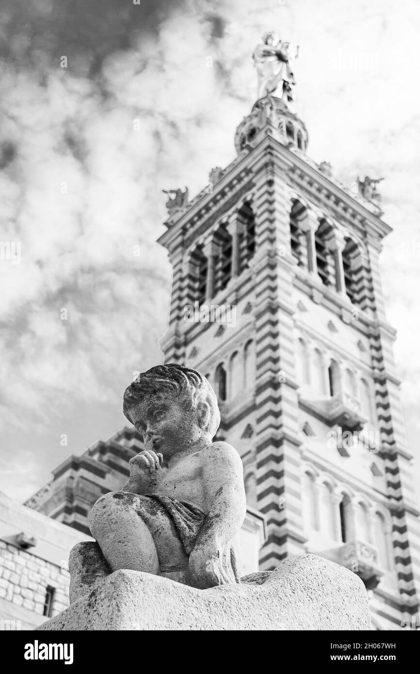 Marseille, France ; 29 mars 2011 : sculpture pour enfants au pied de la basilique notre-Dame de la Garde. Banque D'Images