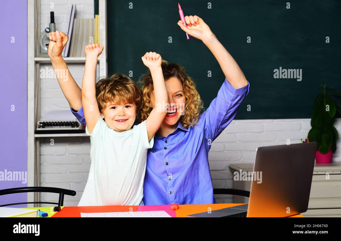 Retour à l'école.Enseignement à domicile.Rôle parental.Éducation.Une famille enthousiaste qui apprend ensemble.Enfant à l'école.Réussite Banque D'Images