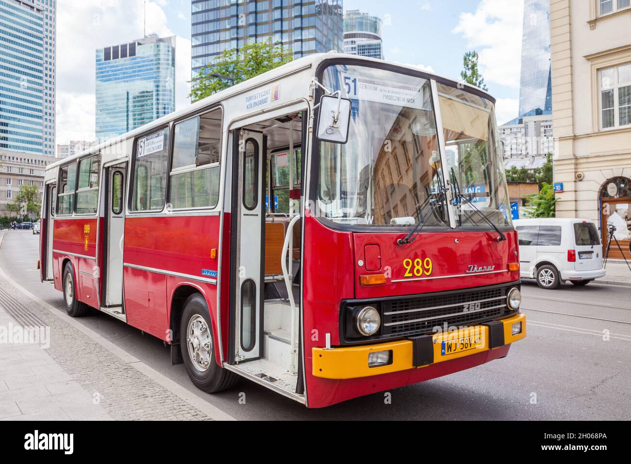 Varsovie, Pologne, 28 juin 2019 : un ancien bus Ikarus à un arrêt de bus dans le centre-ville Banque D'Images
