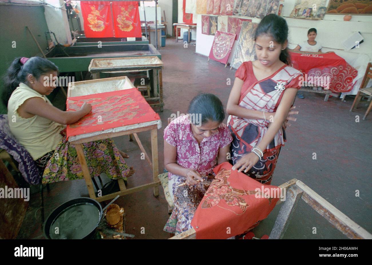 SRI LANKA : Kandy : création de matériaux fabriqués à la main dans la boutique du studio JAYAMAIL BATIKS Banque D'Images