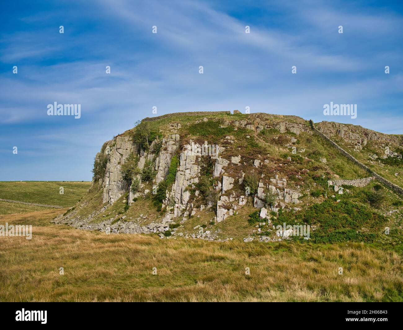 Un affleurement rocheux de la dolérite de roche ignée sur le chemin du mur d'Hadriand à Northumberland, Angleterre, Royaume-Uni.L'affleurement fait partie du seuil du Grand Whin. Banque D'Images