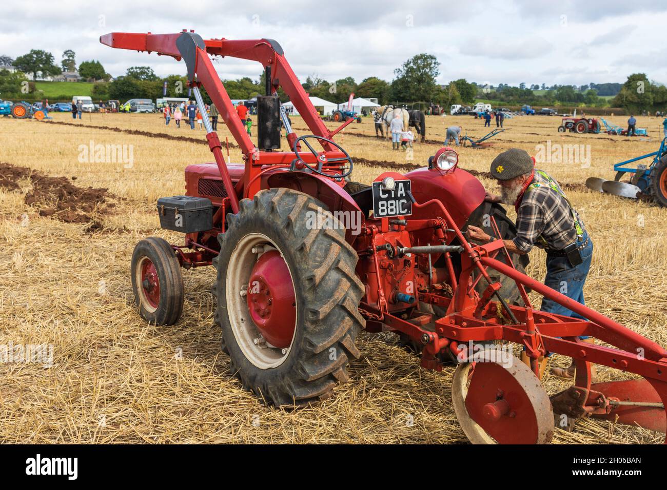 A 1965 International B275 Vintage Tractor, Reg No: CYA 881C, au Chew Stoke labour Match, Bristol UK, 19-09-2021. Banque D'Images