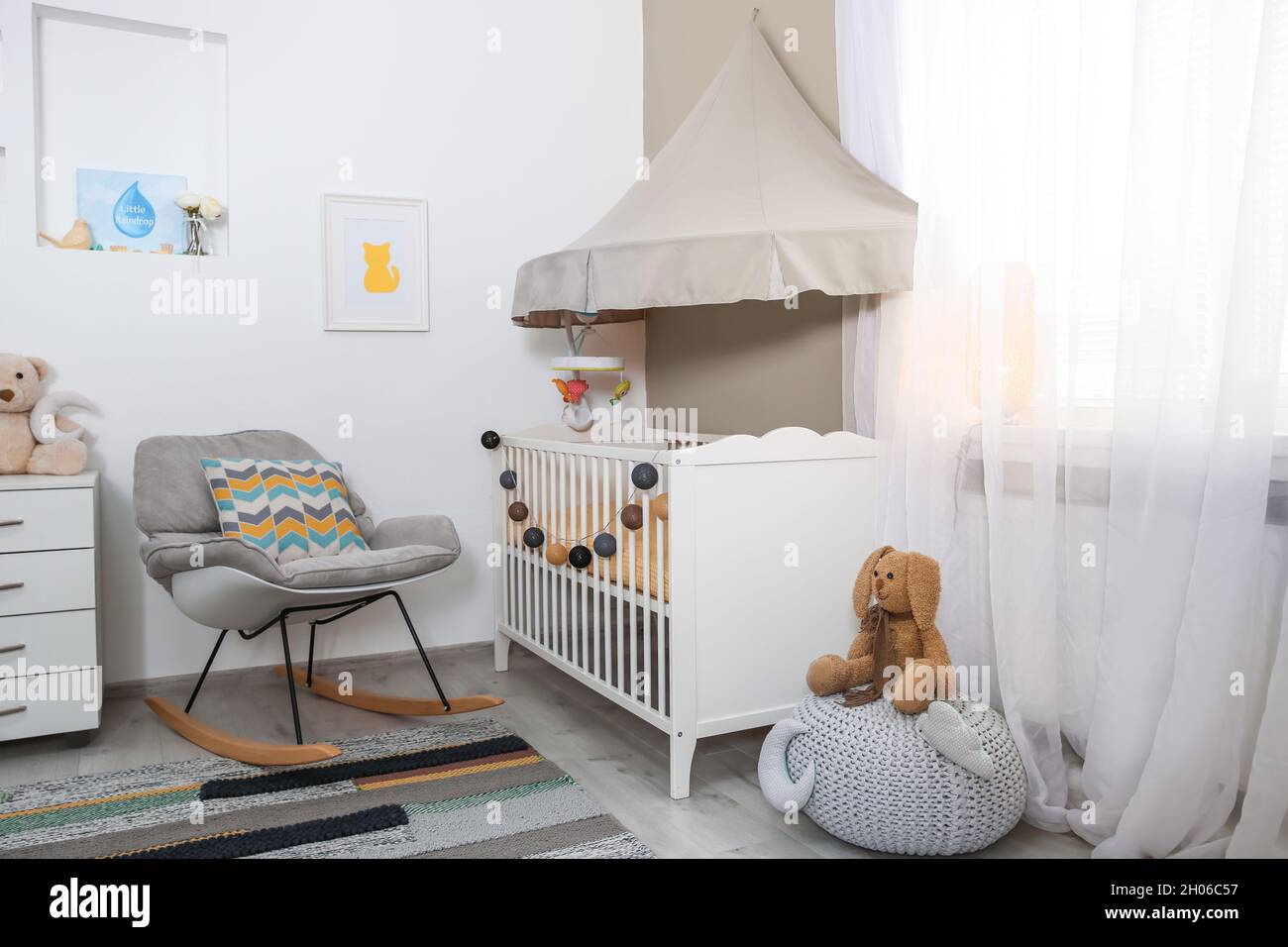 Interieur Confortable De La Chambre De Bebe Avec Lit D Enfant Et Fauteuil A Bascule Photo Stock Alamy