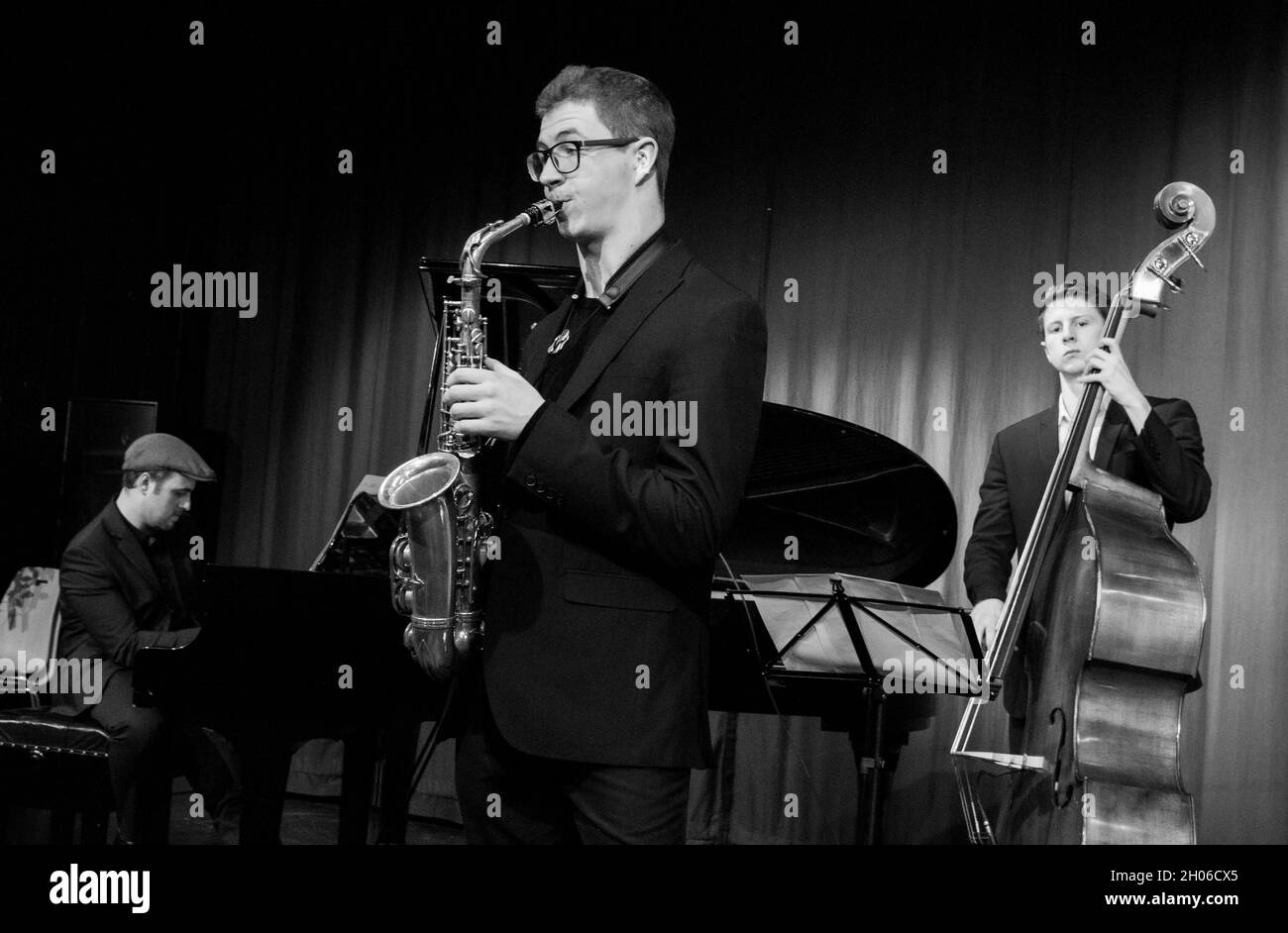 Sean Payne, Elliott Sansom, James Owston à la vérification du concert de Clark Tracey Quartet au Herts Jazz Club, St Albans Banque D'Images