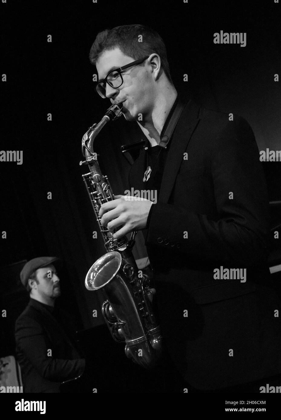 Sean Payne, Elliott Sansom à la vérification sonore de Clark Tracey Quartet concert au Herts Jazz Club, St Albans Banque D'Images