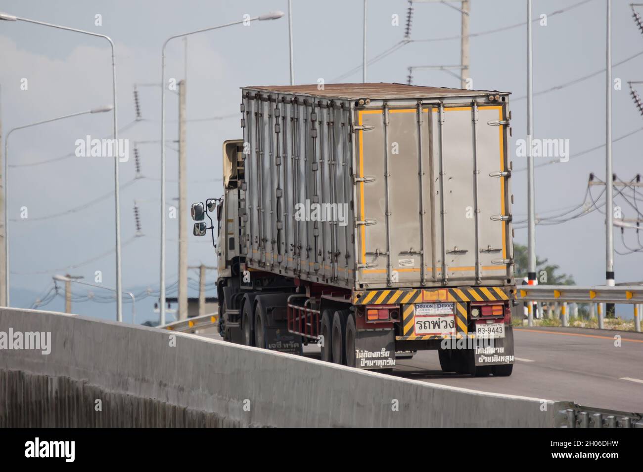 Chiangmai, Thaïlande - septembre 15 2021 : camion-remorque de la compagnie Santipab. Photo sur la route n°1001 à environ 8 km du centre-ville, thailan Banque D'Images
