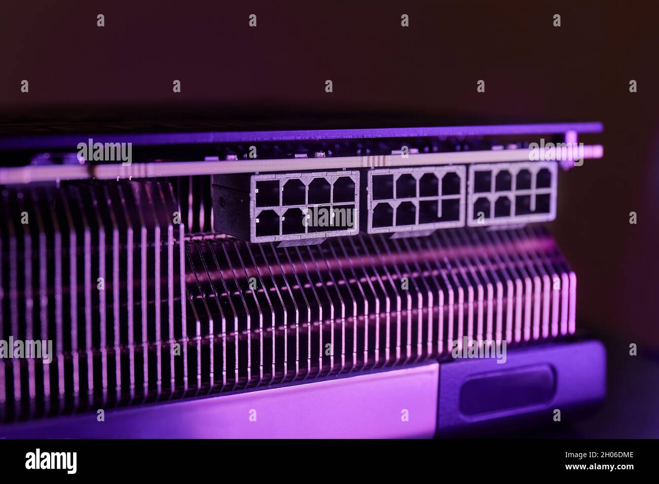 Carte graphique avec de nombreux connecteurs d'alimentation à 8 broches Banque D'Images