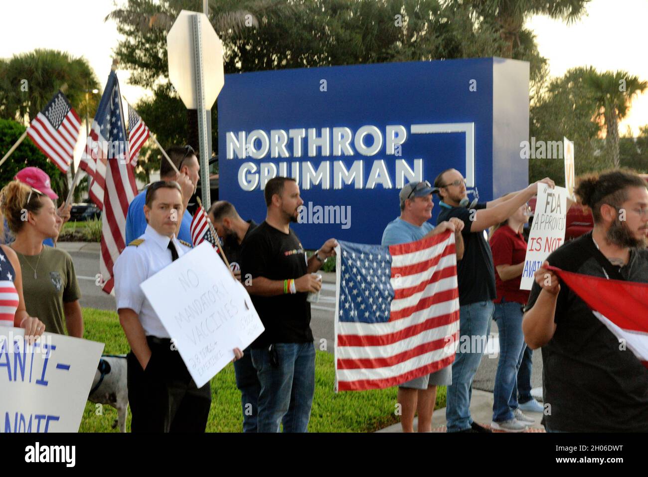 Melbourne, Comté de Brevard, Floride, États-Unis le 11 octobre 2021 des travailleurs de l’aérospatiale « liberté de choix » ont manifesté tôt ce matin à l’extérieur du campus de Northrop Grumman's, sur le boulevard NASA.200 /- des gens ont montré ce qui sera un événement de plusieurs jours qui sera finalement déplacé vers d'autres entreprises aérospatiales dans la région.Crédit photo : Julian Leek/Alay Live News Banque D'Images