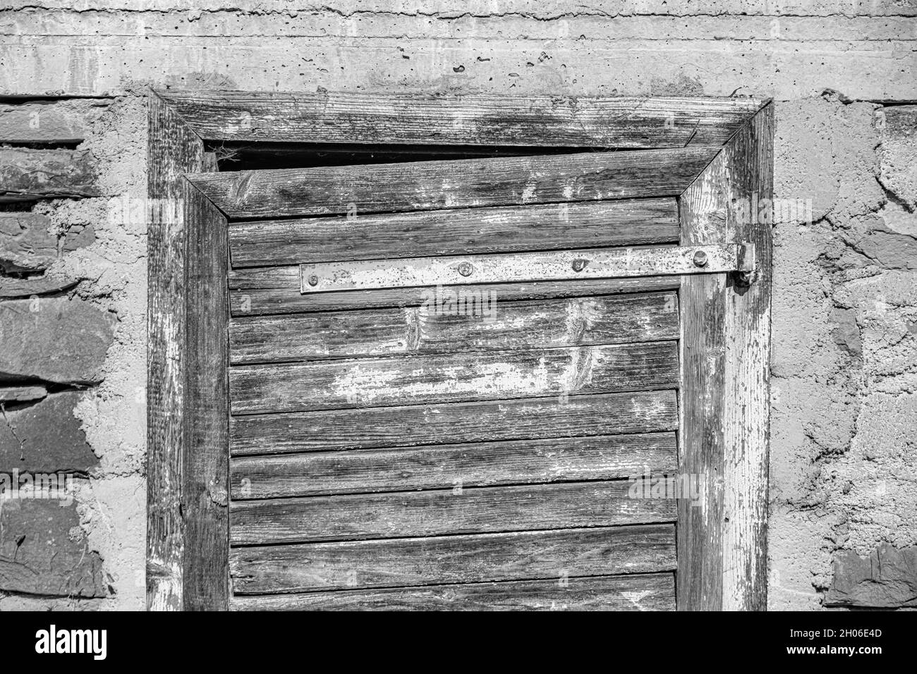 Partie d'une ancienne porte en bois dans un mur. Banque D'Images