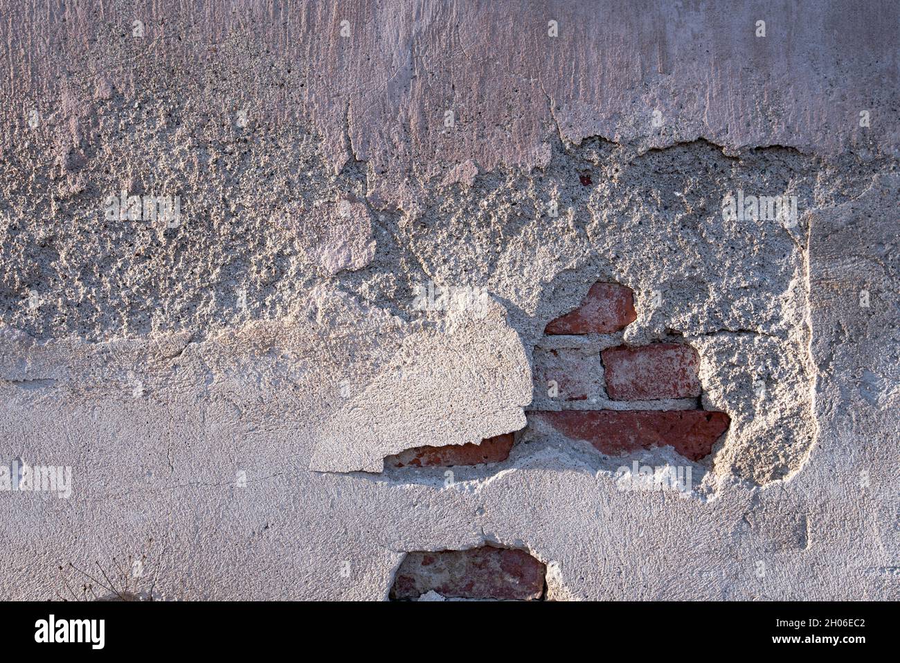 Vieux mur de briques plâtré, vieilli et trame, texture abstraite arrière-plan Banque D'Images