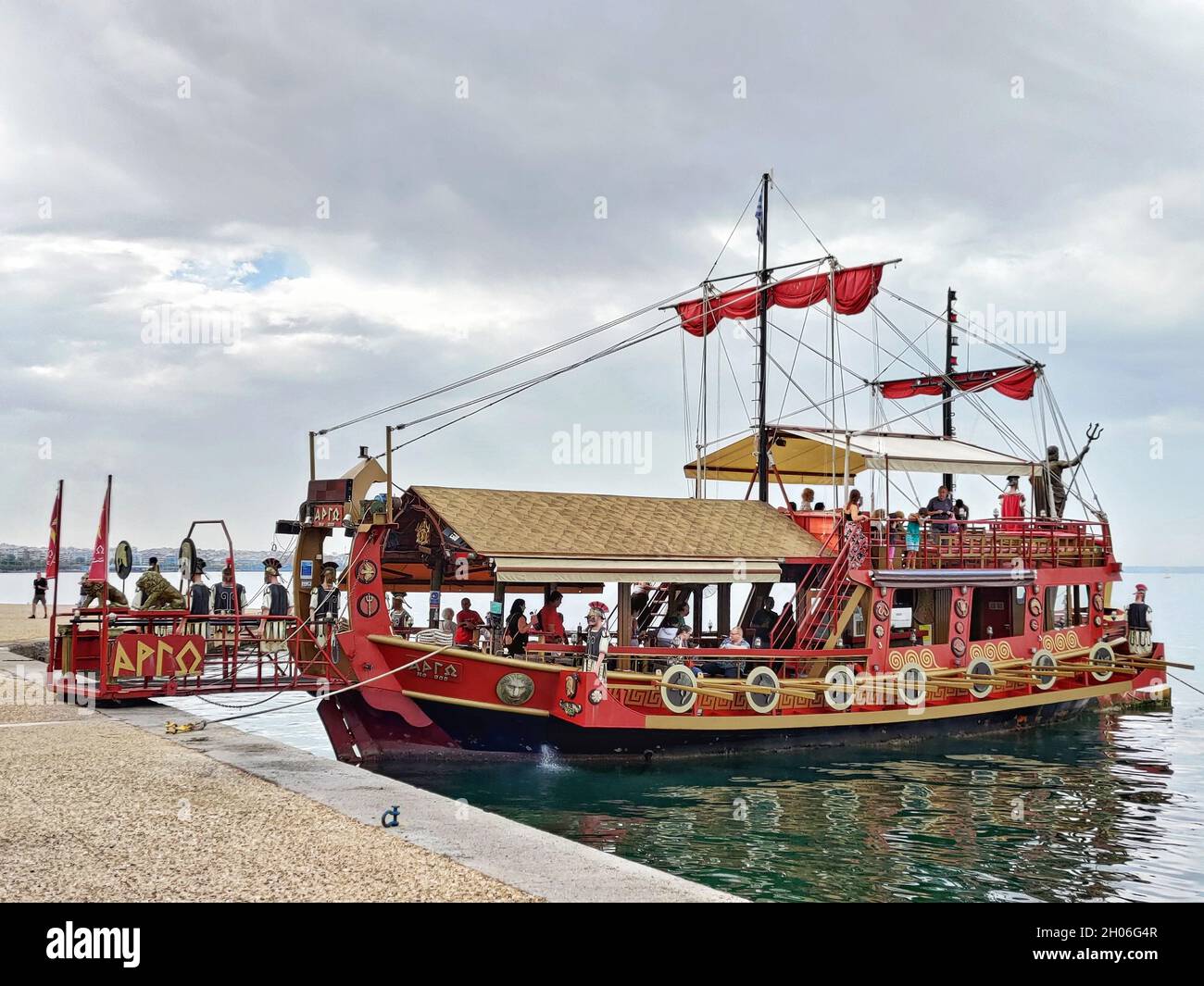 THESSALONIQUE, GRÈCE - 19 septembre 2021 : un ferry touristique traditionnel de la mythologie grecque à Thessalonique, Grèce Banque D'Images