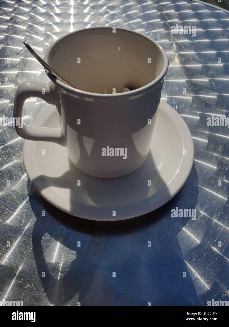 Leerer Kaffeebecher auf einem Bistrotisch Banque D'Images