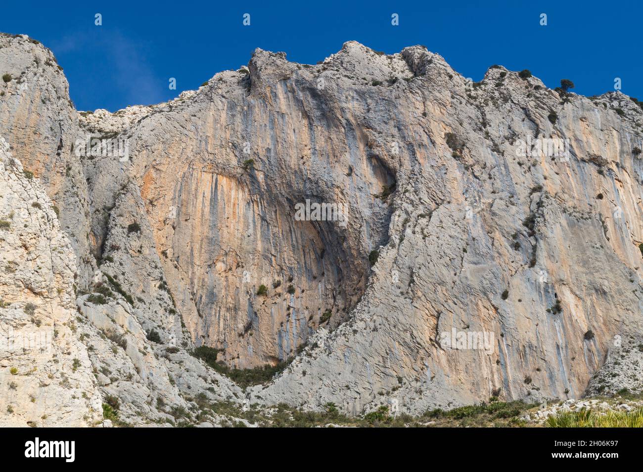 Formation de roche majestueuse et texture abstraite dans le magnifique paysage méditerranéen de montagne en Espagne Banque D'Images
