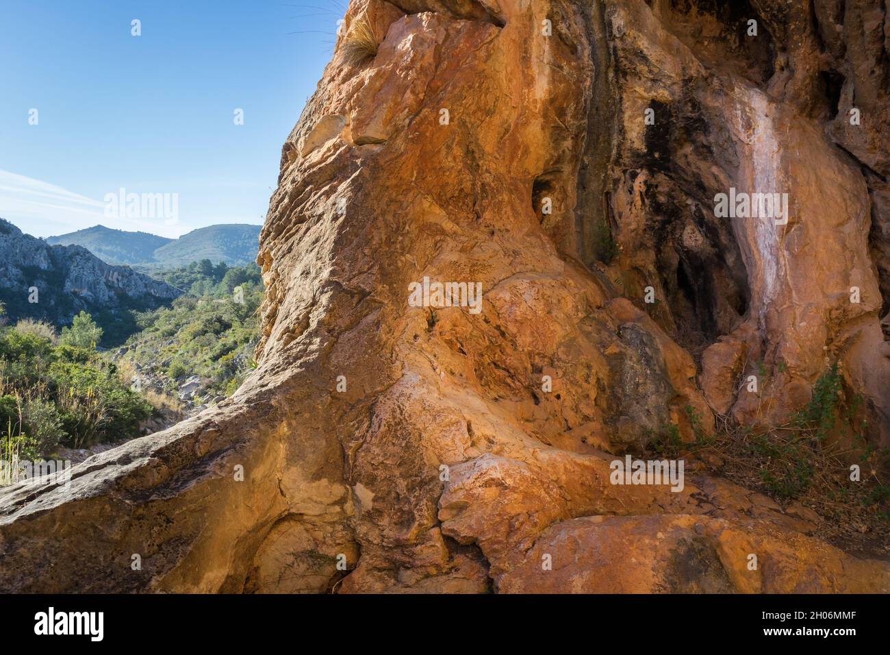 Formation magique de roche orange-rouge dans le magnifique paysage de montagne en Espagne Banque D'Images