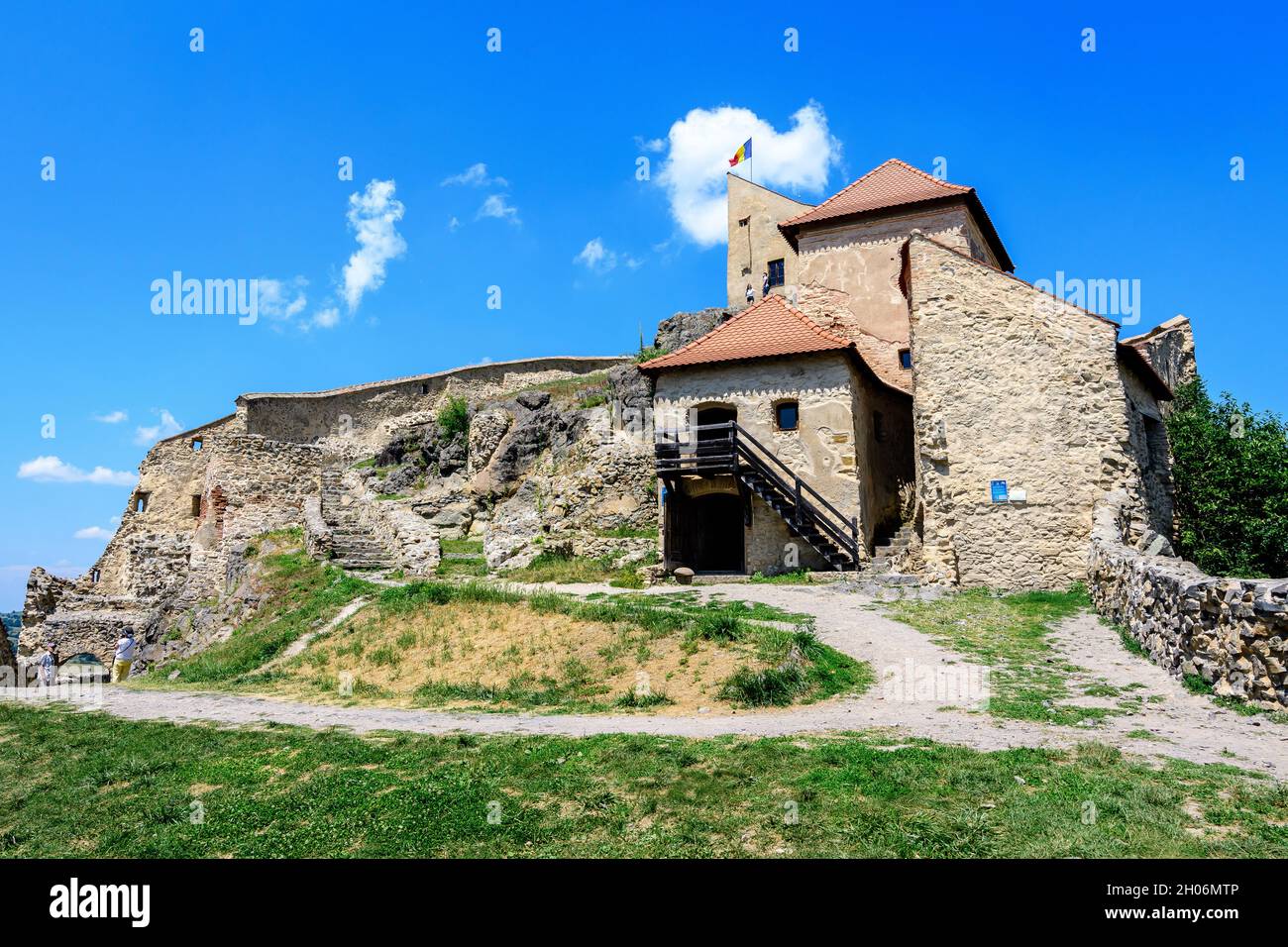 Citadelle de Rupea (Cetatea Rupea) après rénovation dans le comté de Brasov, dans la partie sud de la région de Transylvanie (Transilvania), Roumanie en été ensoleillé Banque D'Images