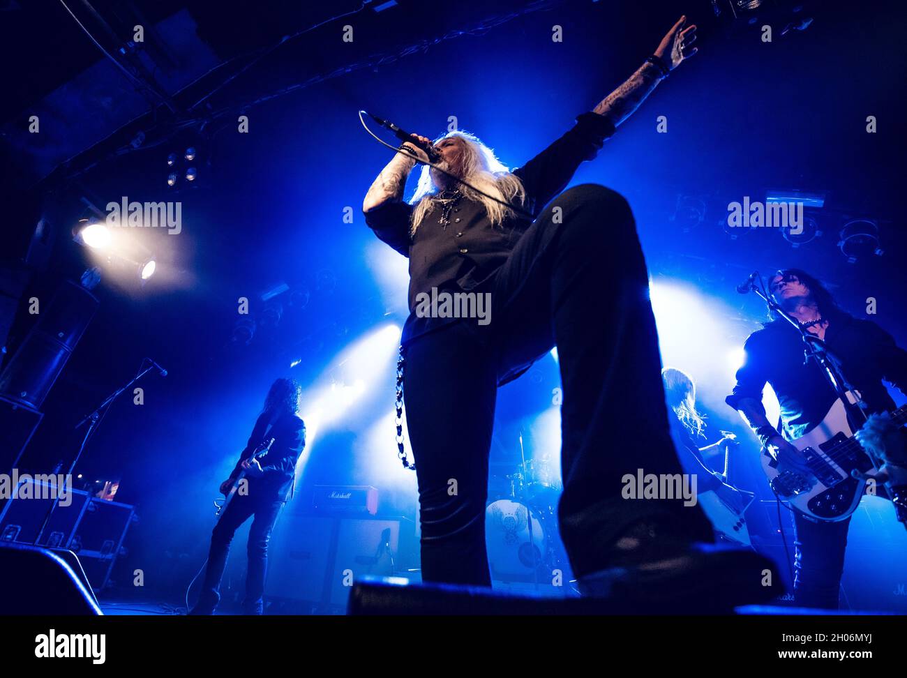 Malmö, Suède.08 octobre 2021.Le groupe de rock suédois Grand Rezerva donne un concert à Kulturbolaget à Malmoe.Ici, le chanteur Michael C. Svensson est vu en direct sur scène.(Crédit photo : Gonzales photo - Joe Miller). Banque D'Images