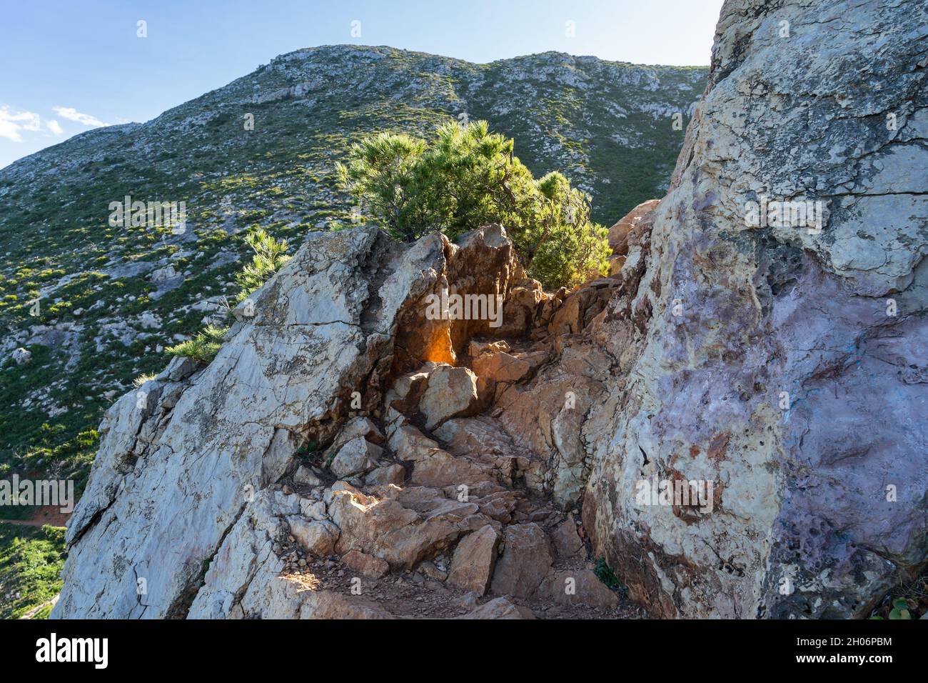 Rochers calcaires et falaises sur la côte méditerranéenne en Espagne beau chemin de randonnée Voyage arrière-plan Banque D'Images