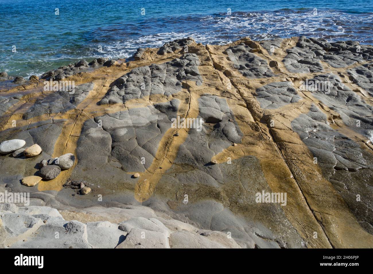 texture brun doré et rochers sur la côte méditerranéenne en espagne arrière-plan abstrait Banque D'Images
