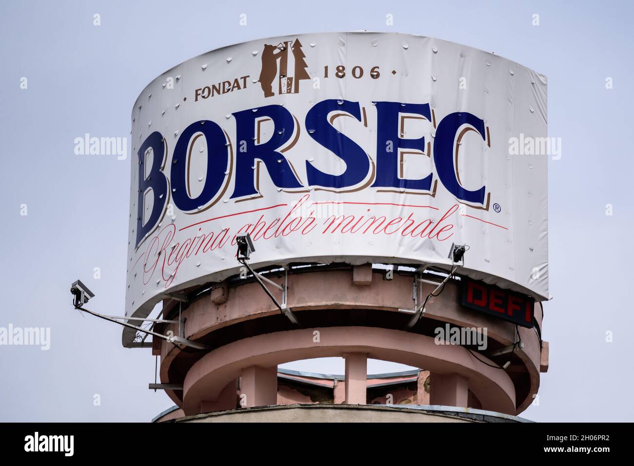 Bucarest, Roumanie - 6 juin 2020 : un grand panneau avec logo pour l'eau minérale de Borsec est affiché sur le toit d'un bâtiment du centre-ville Banque D'Images